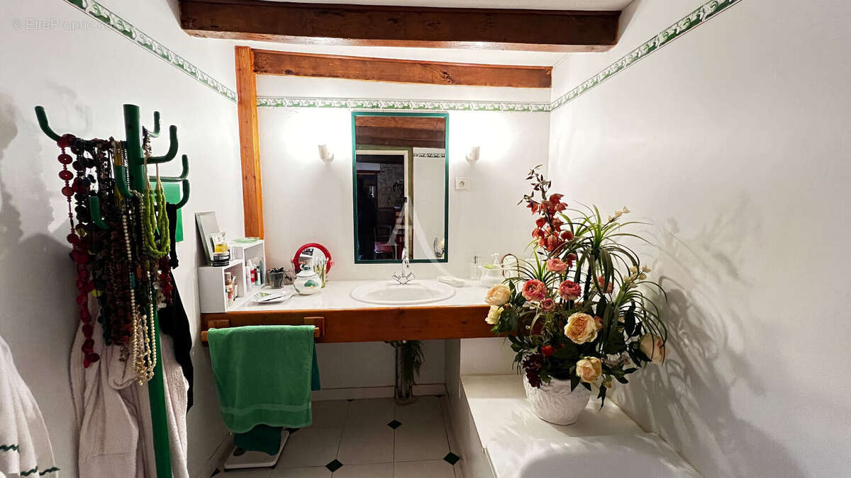 Maison Le Gua 9 pièces 6 chambres dépendance - photo 9