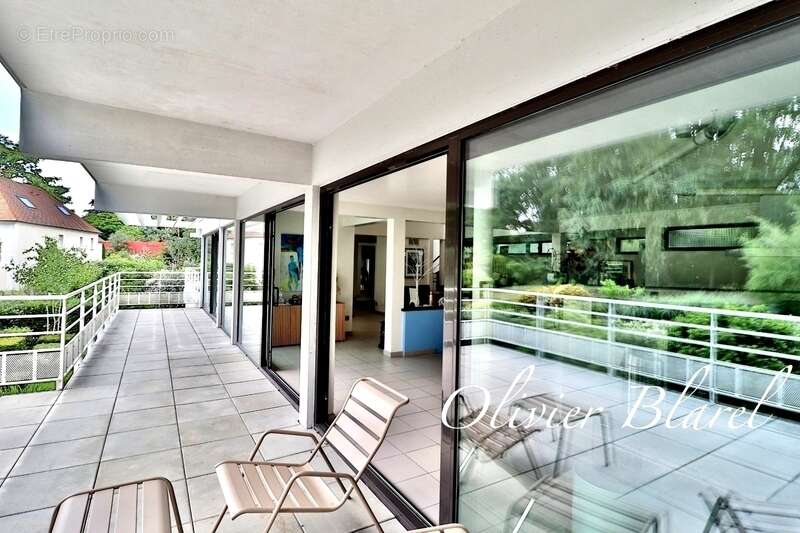 Chatou limite Le Vesinet - Villa d'architecte 8 pièces - Jardin paysagé - Reception cathédrale - photo 4