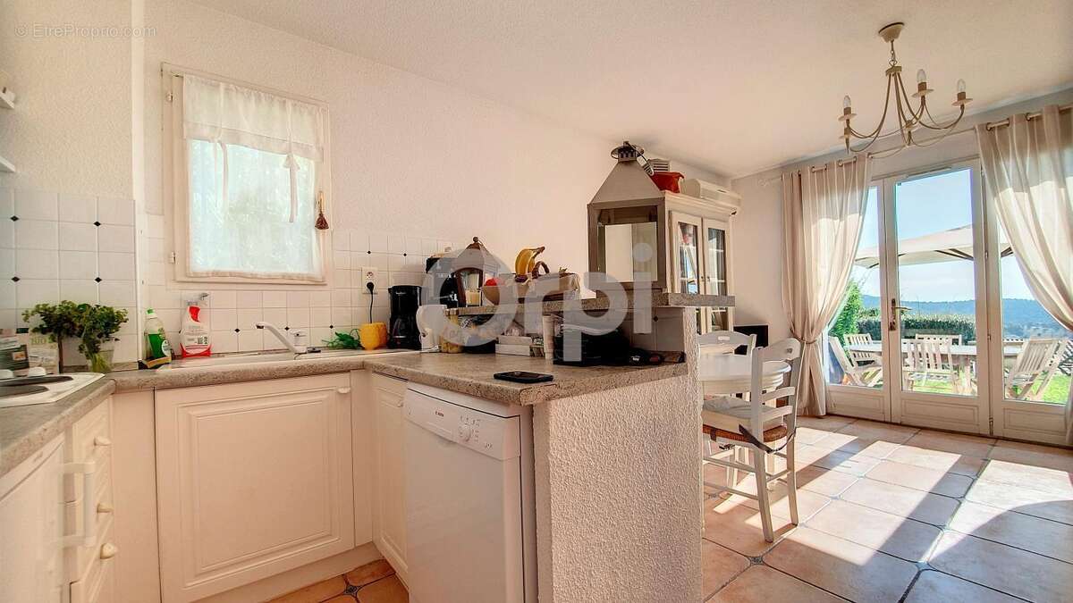 Appartement à ROQUEBRUNE-SUR-ARGENS