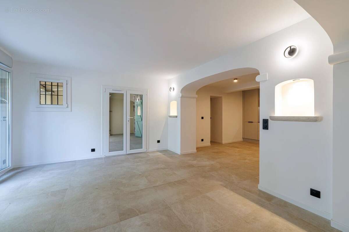 Appartement à SAINT-LAURENT-DU-VAR