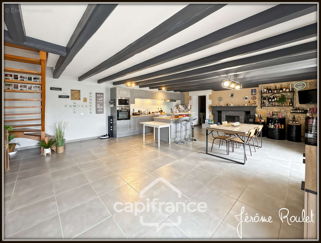 Maison en pierre à vendre 6 pièces 4 chambres + studio indépendant sur terrain 3 260 m² avec dépendances Champigny-En-Rochereau  - photo 2