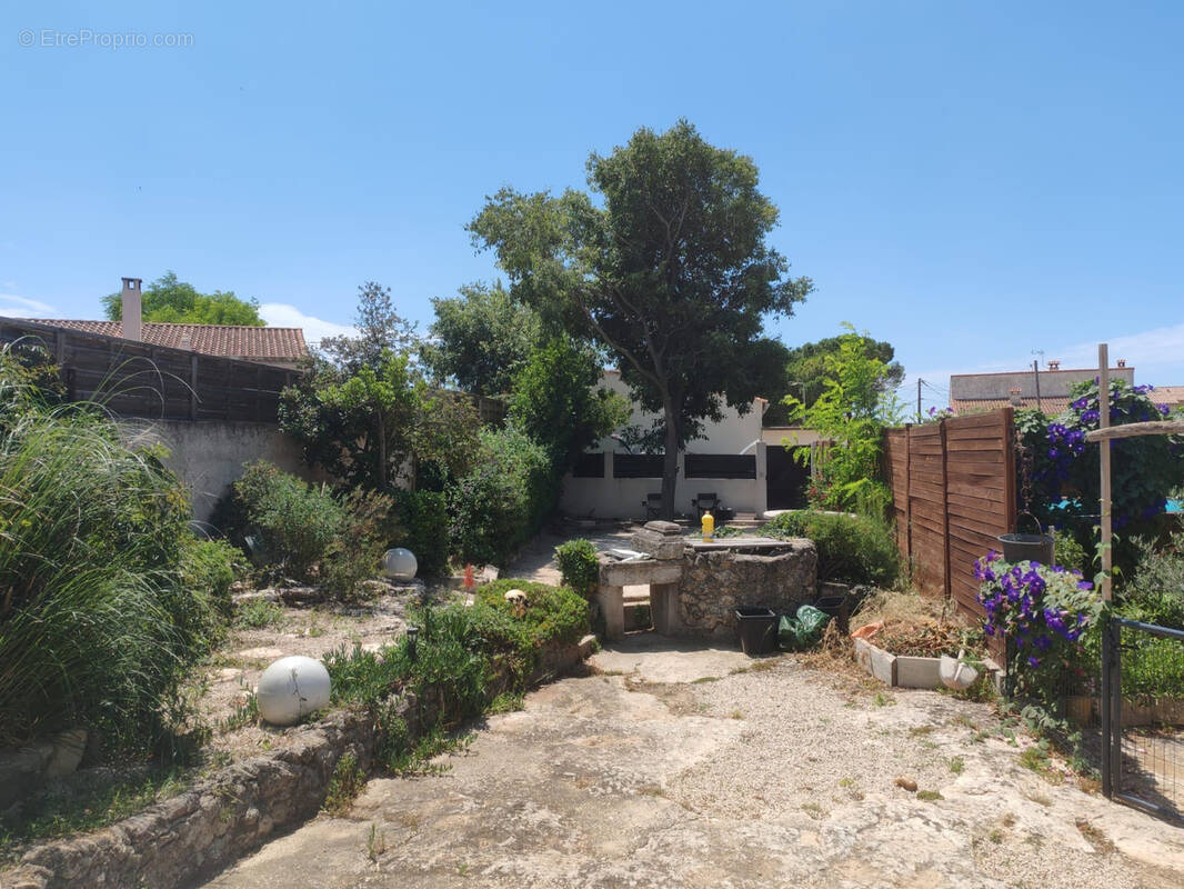 Terrain à SAINT-MITRE-LES-REMPARTS