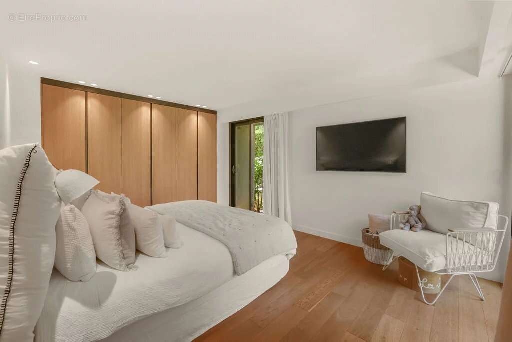 Le Cannet - Quartier résidentiel - Elégante villa de plain-pied avec jardin luxuriant , piscine. Calme absolu - photo 30