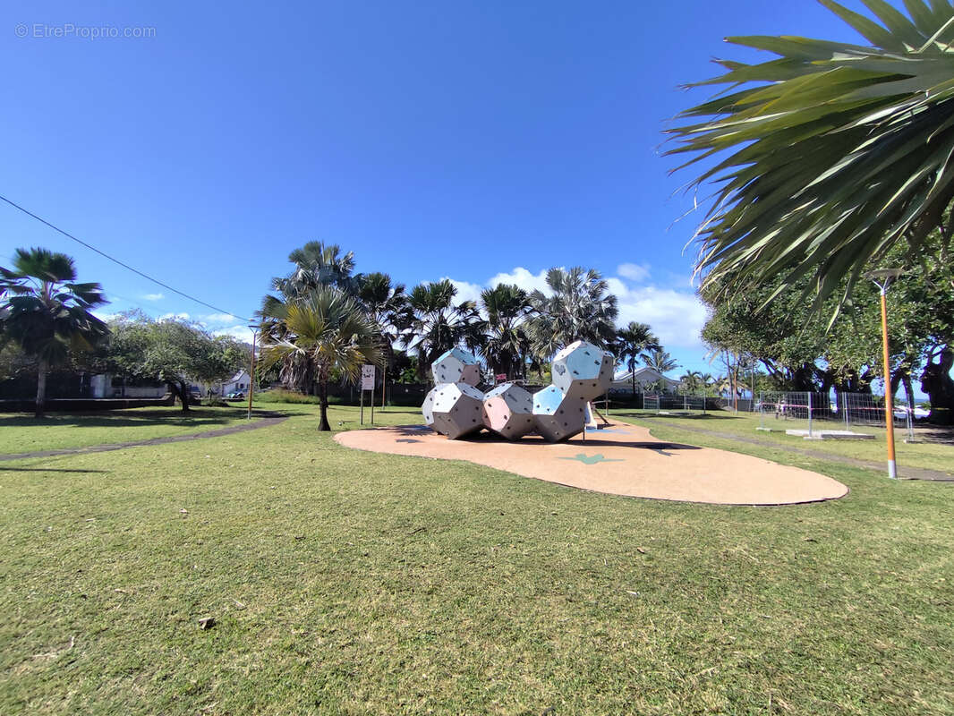 Terrain à SAINT-PIERRE