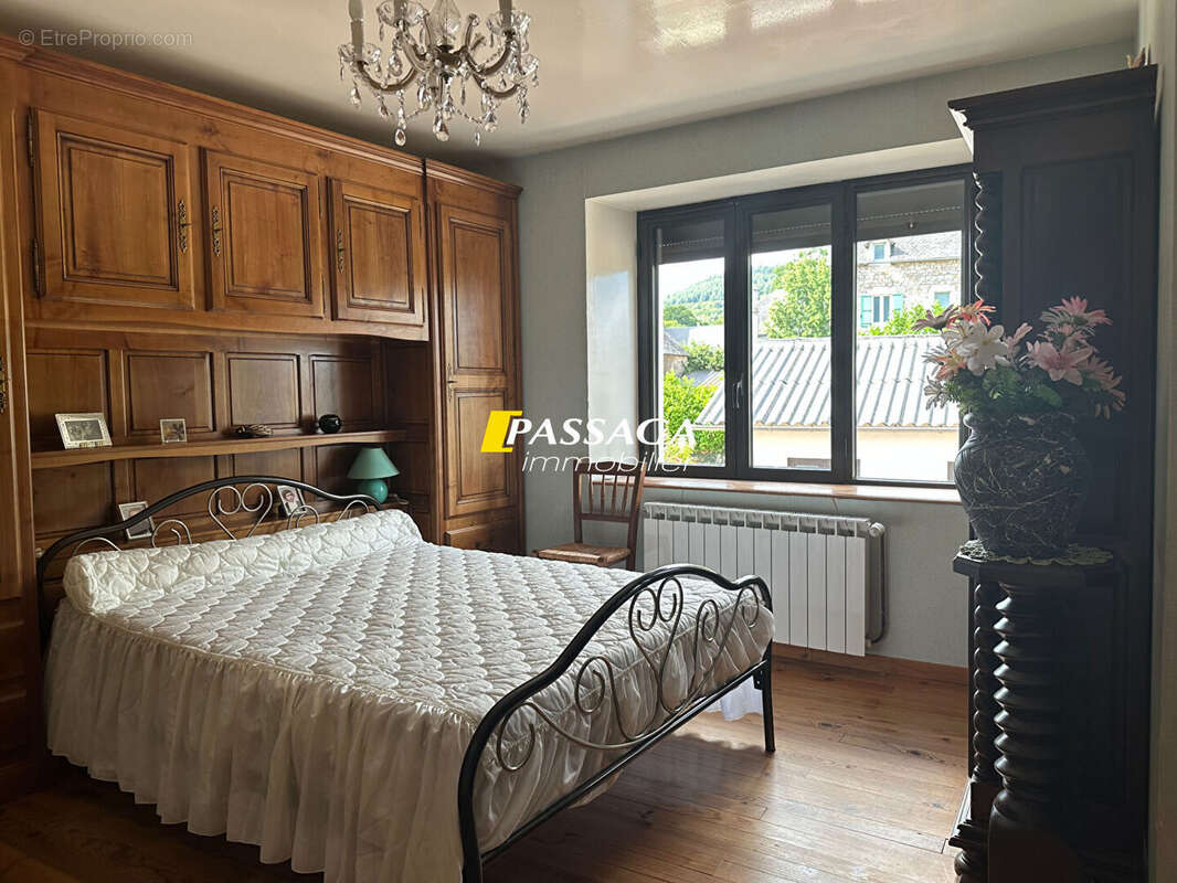 A VENDRE - Maison d'habitation avec cour, jardin et studio - BERTHOLENE - photo 13