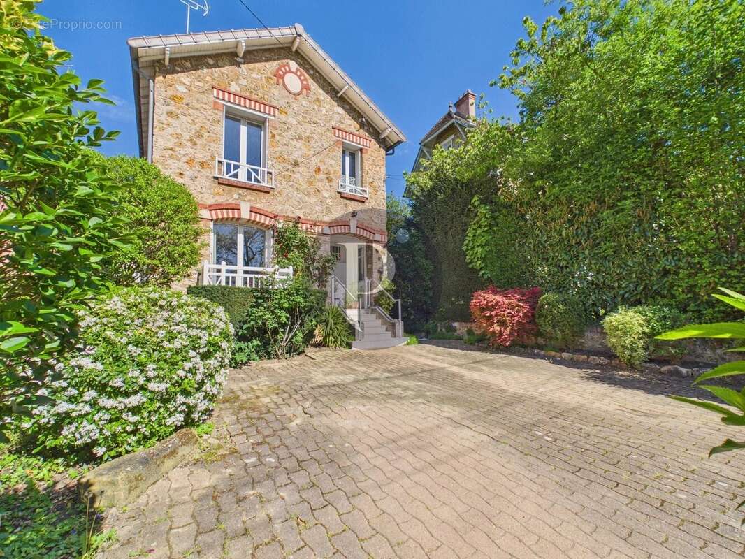 Maison à VERRIERES-LE-BUISSON