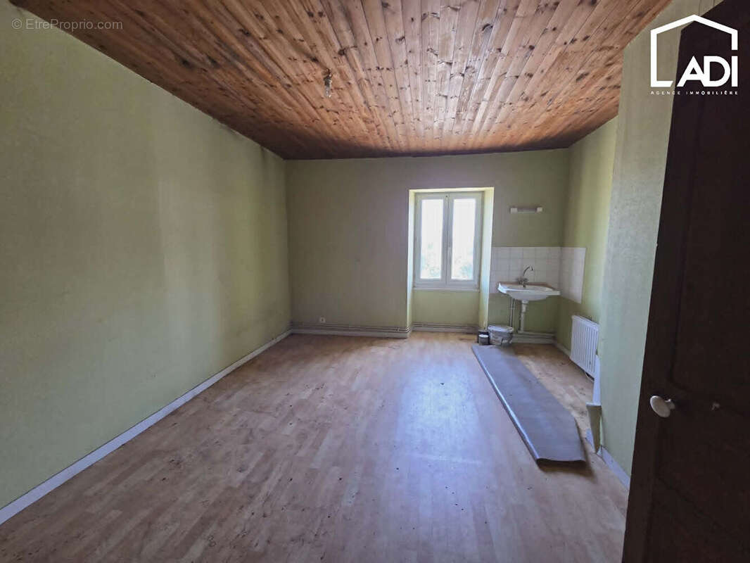 EXIREUIL ! Maison à rénover d'environ 100 m² habitables sans extérieur. - photo 9
