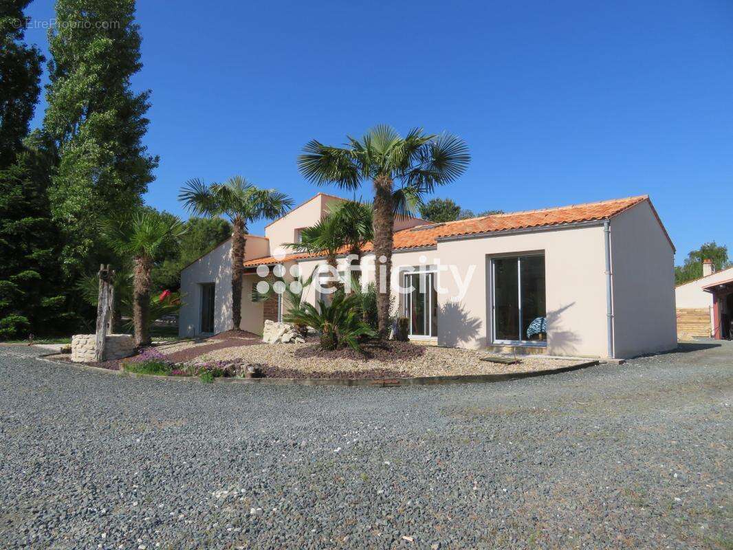 Maison à COURCON