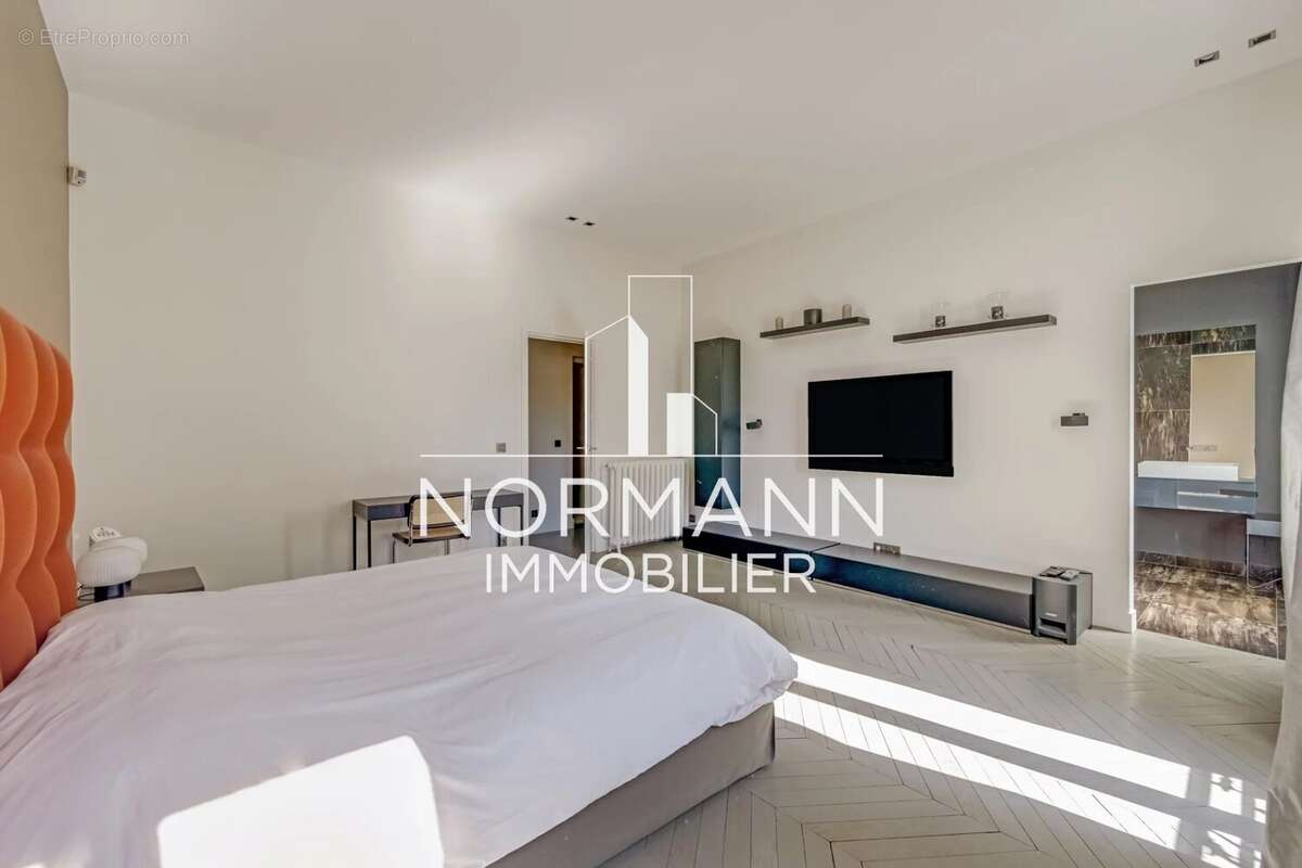 Appartement à PARIS-8E