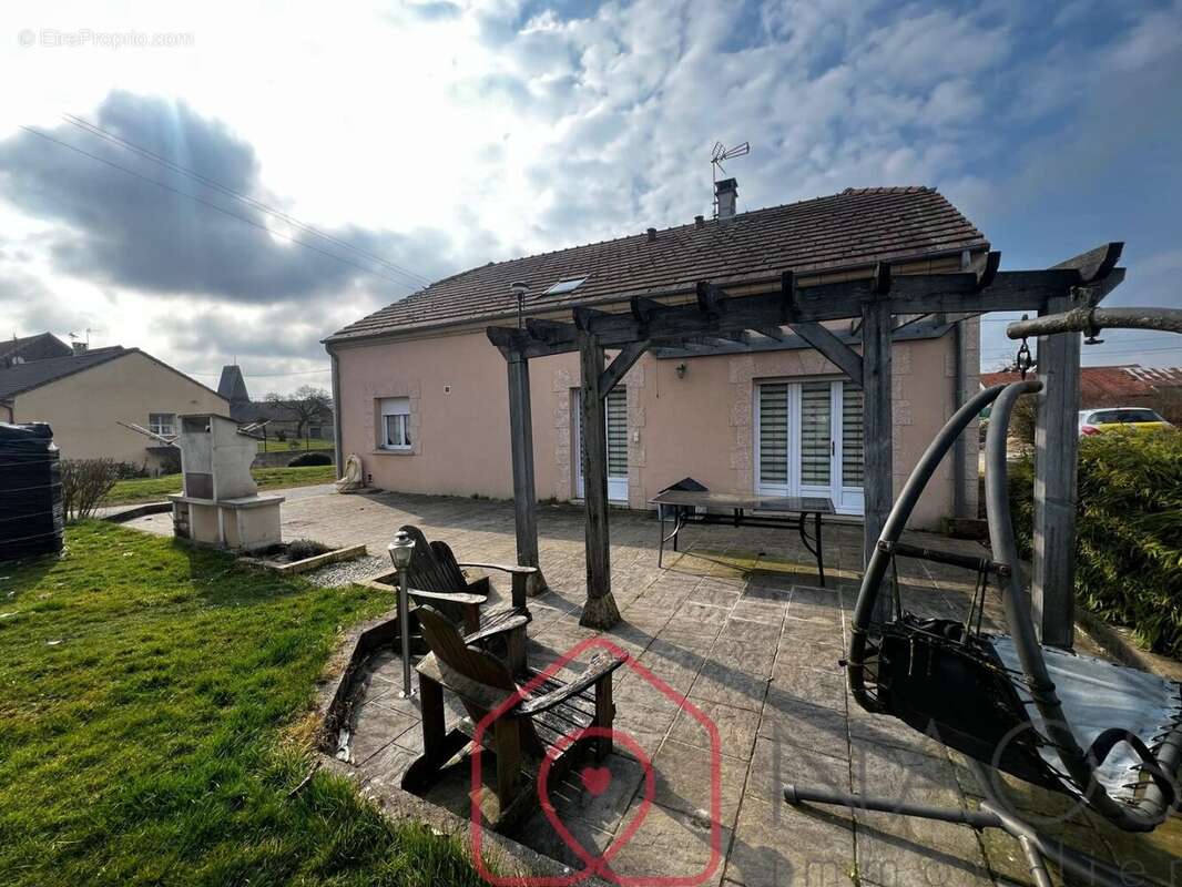 Maison à LA NEUVILLE-A-MAIRE