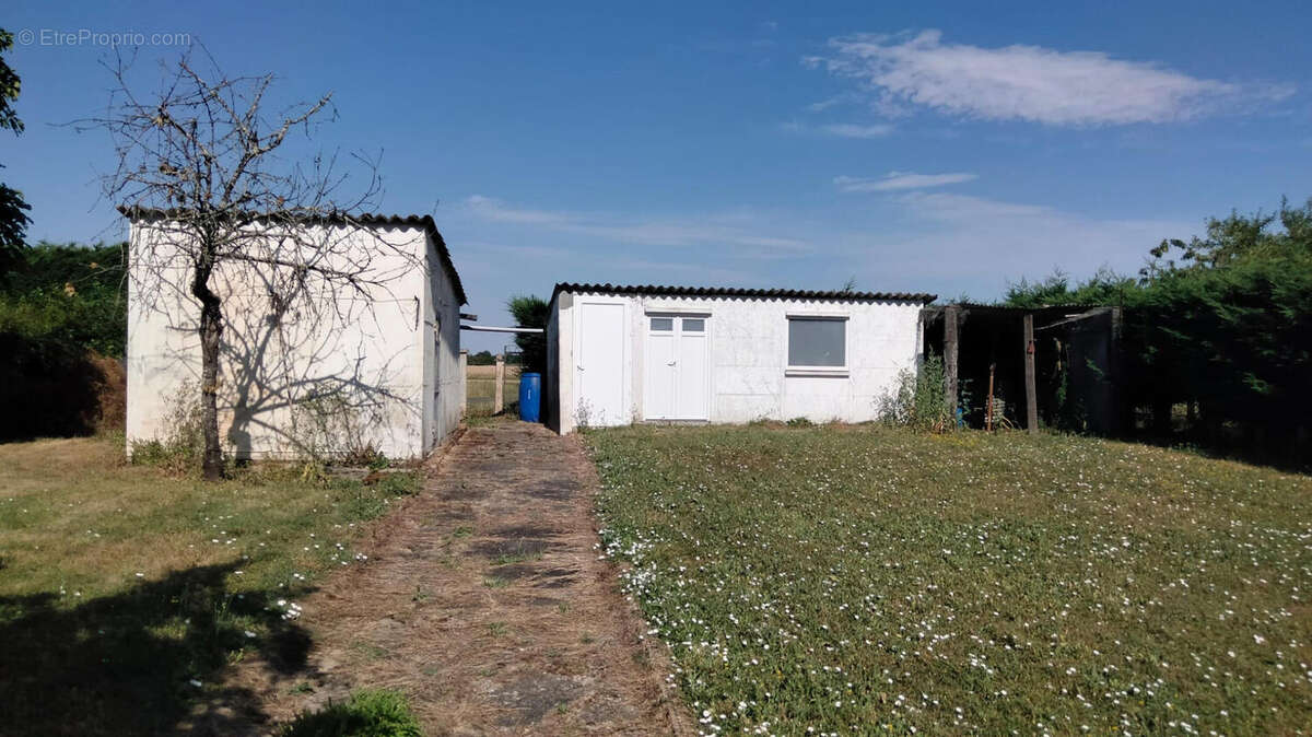 Maison de village à Mauprevoir, Jardins, Garage, Dépendances, Proche des Commerces, 3 Chambres, 2 Salles de Bains - photo 8