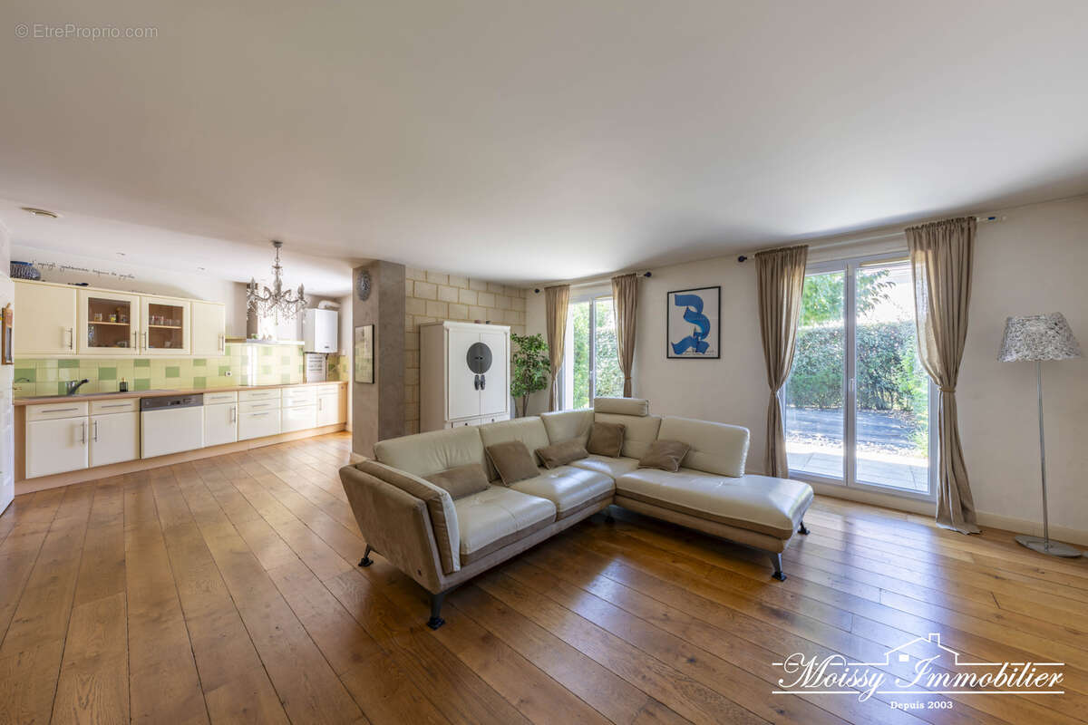 Maison à MOISSY-CRAMAYEL