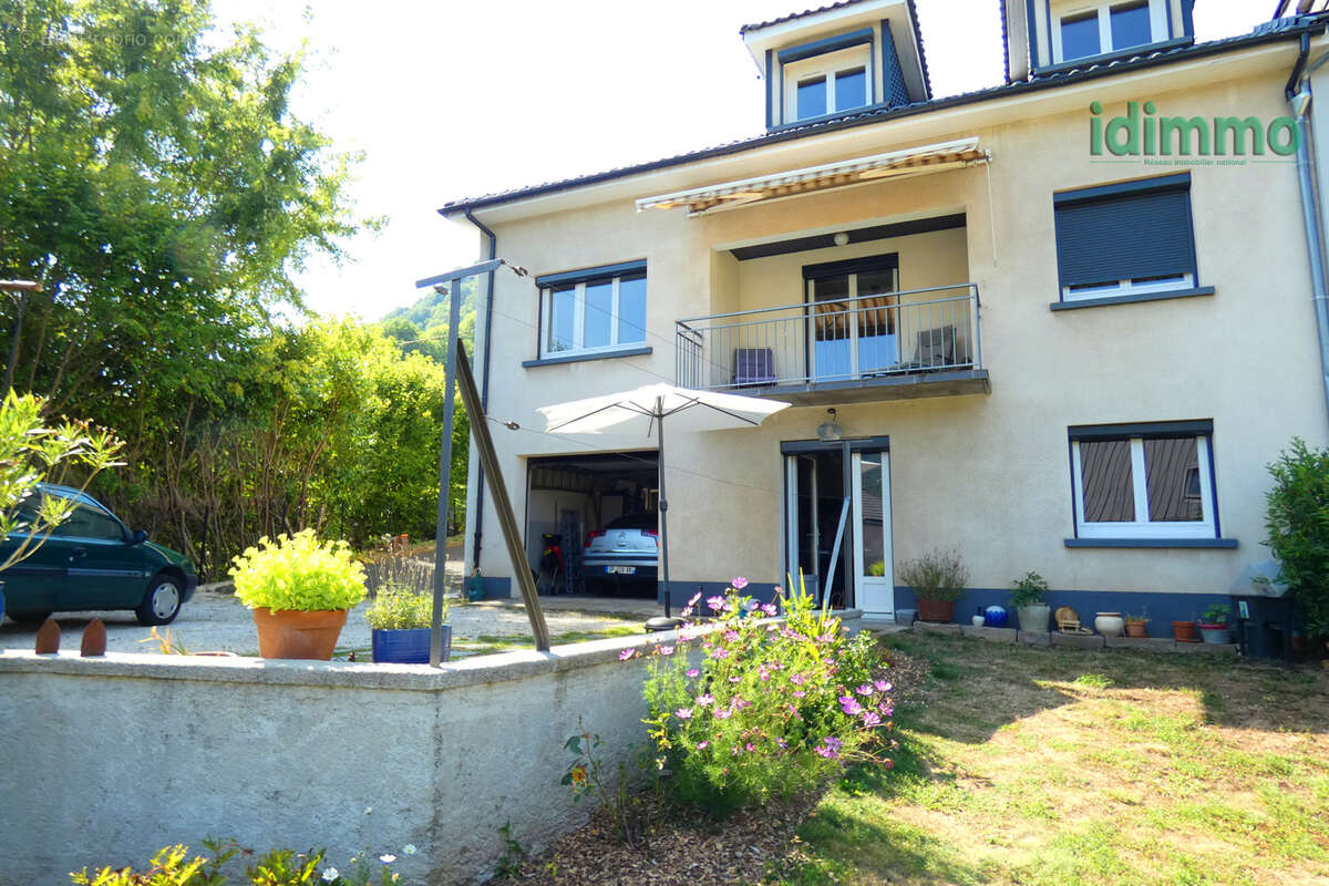 Maison à VIC-SUR-CERE