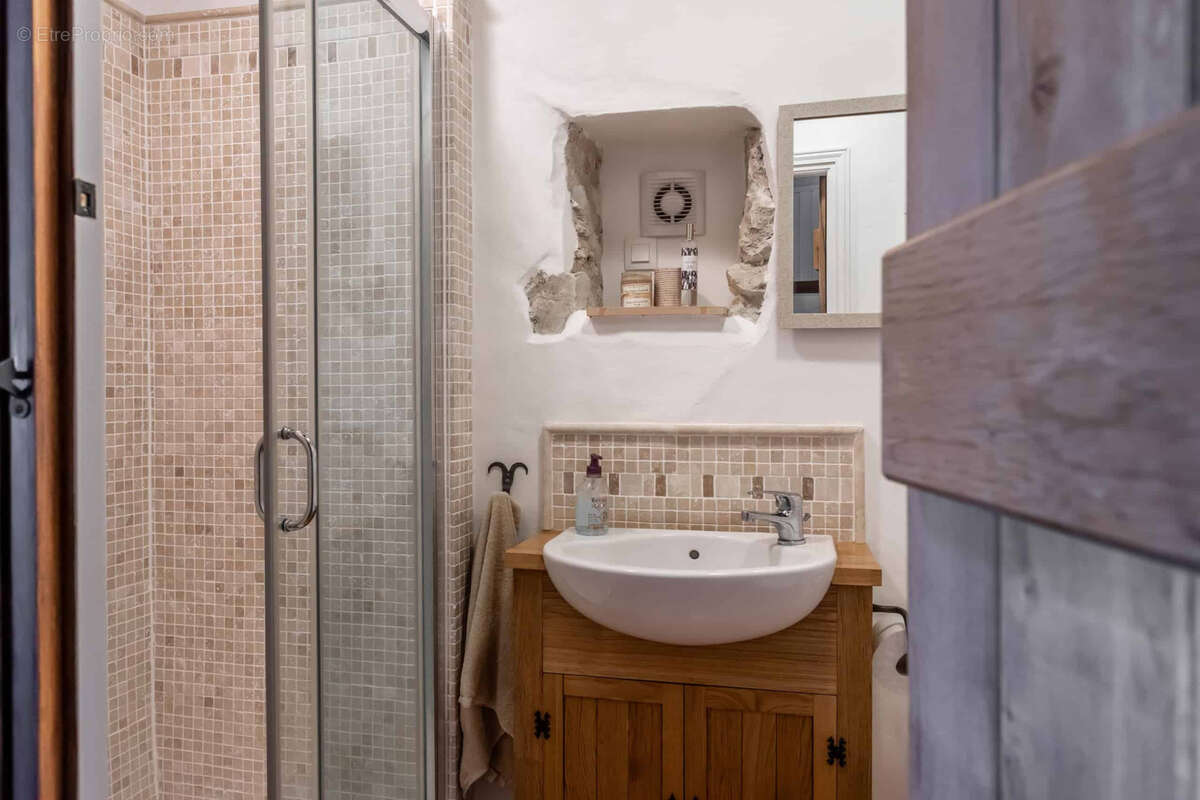 Maison de campagne avec piscine, dépendances, grange, terrain. - photo 26