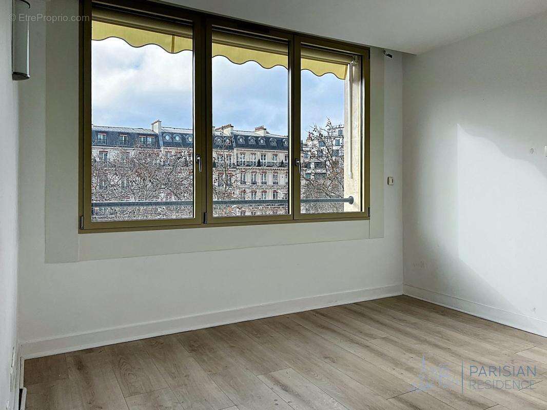 Commerce à PARIS-8E