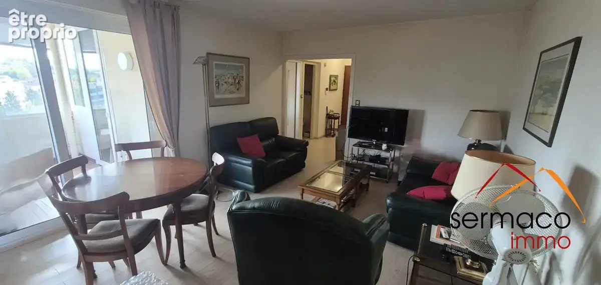 pièce de vie avec accès loggia