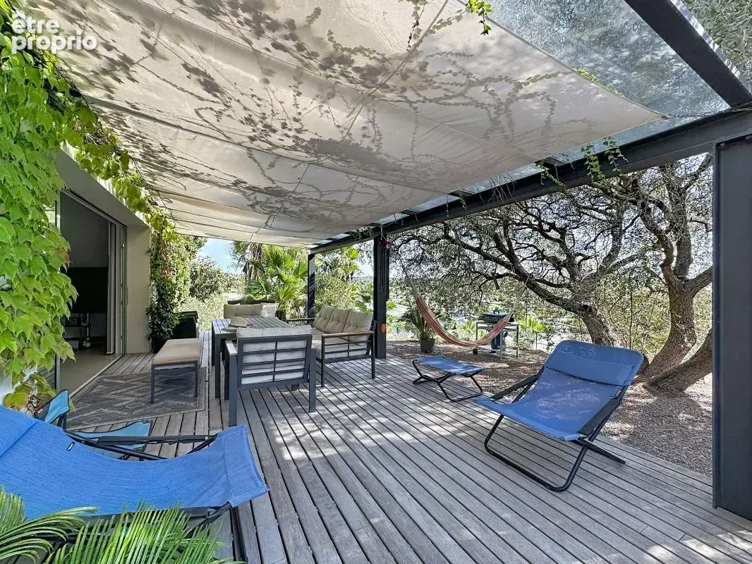 Grande maison familiale de charme avec piscine à débordement, terrasse en bois exotique et terrain arboré de 1 709 m² — Fréjus - photo 14