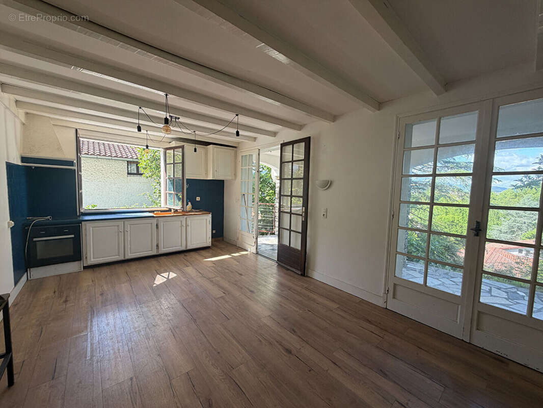 Hendaye, appartement T3 69m² et cave 80m² - photo 2