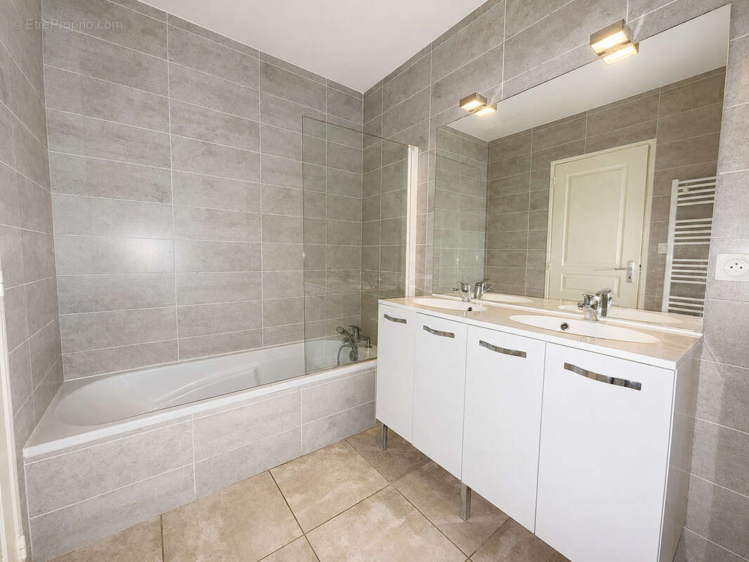 Maison en pierres 95 m2 habitables sur 1000 m2 de terrain avec dépendances - Secteur privilégié de CONDRIEU - photo 12