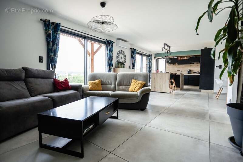 Maison 5 pièces - 137 m² - SAINT MAURICE (63270) - 405 000 euros - photo 5