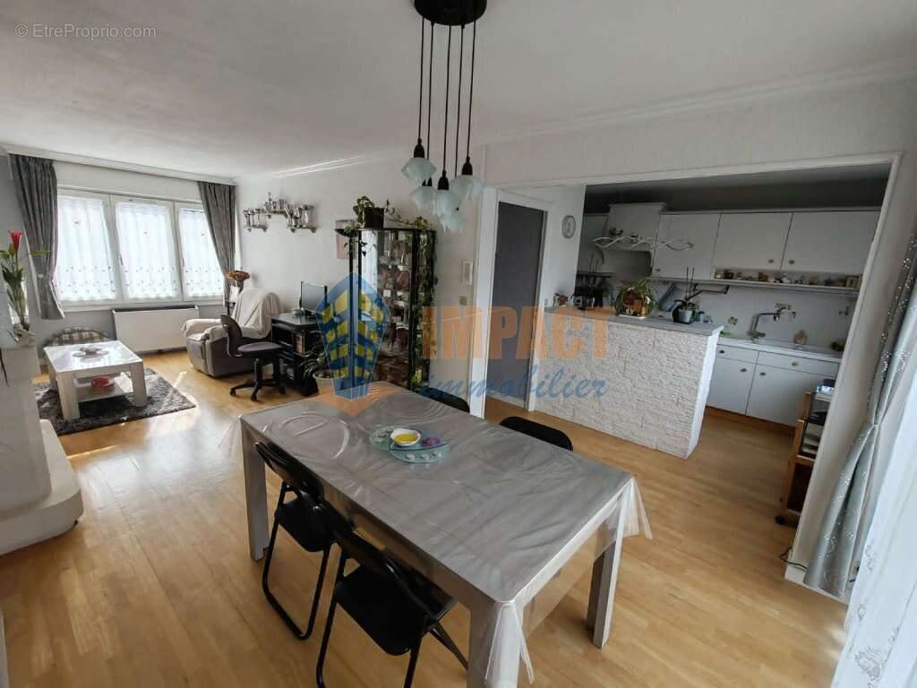 Maison bel étage avec 3 chambres, grand garage, 2 places de parking et beau jardin - photo 3
