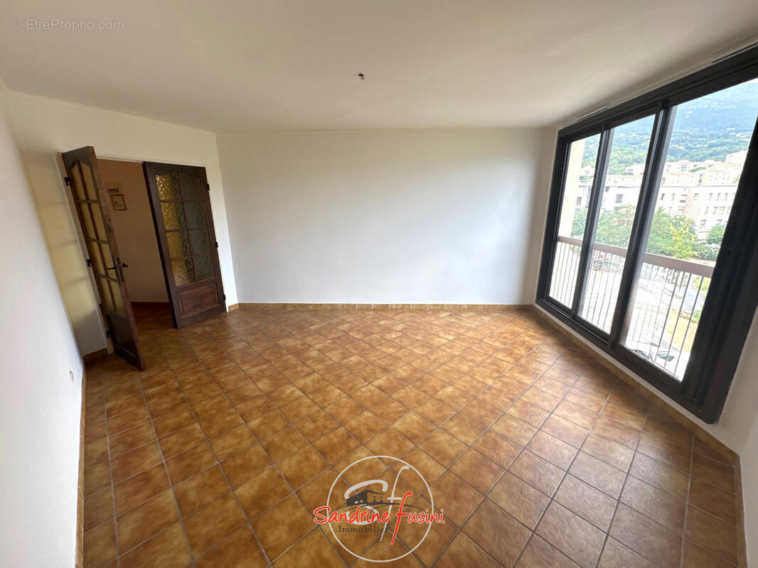 Appartement à CARROS
