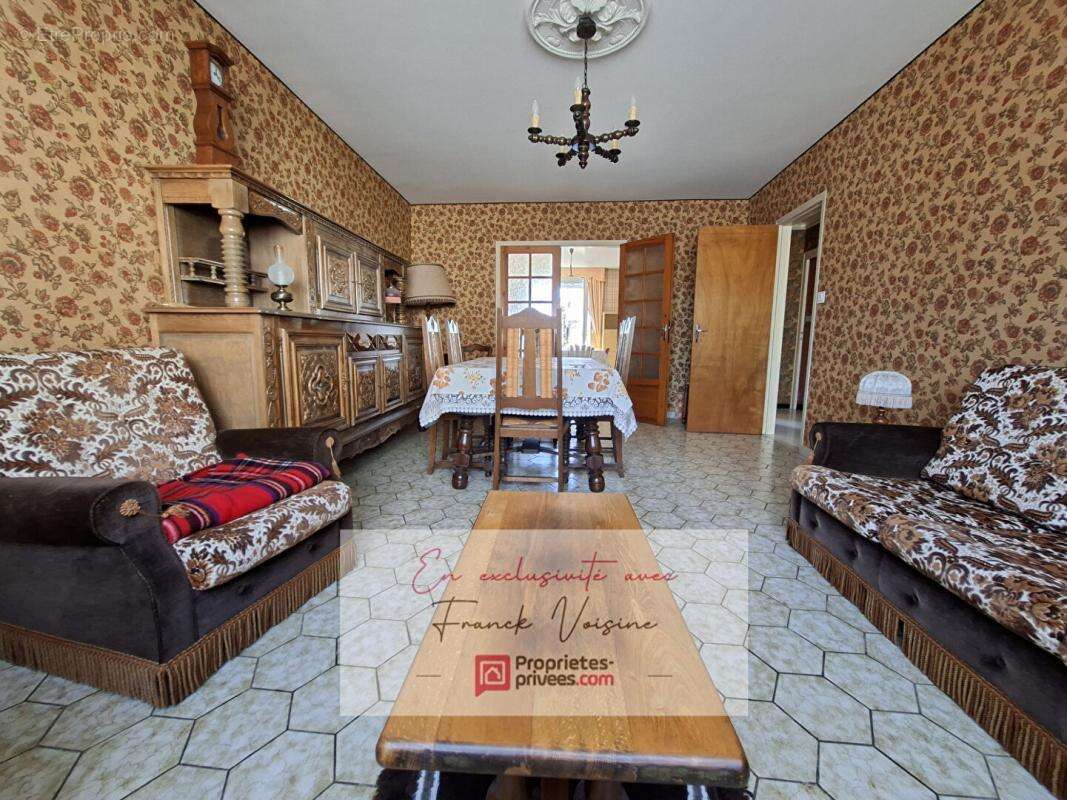 A VENDRE en Exclusivité à Beaurepaire, Ensemble de 2 maisons de 126 et 50 m2 avec plusieurs dépendances et garages sur une parce - photo 3