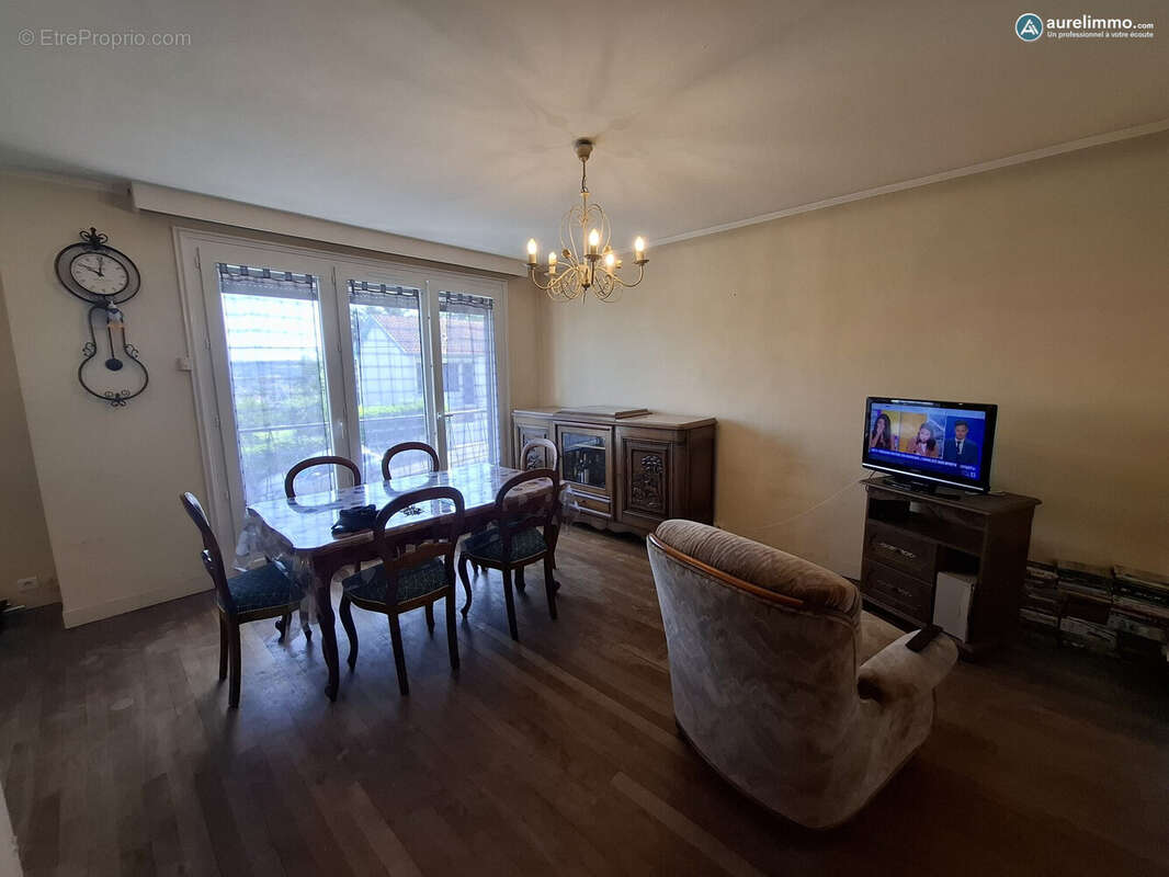 salle à manger avec balcon - Maison à MONTLUCON