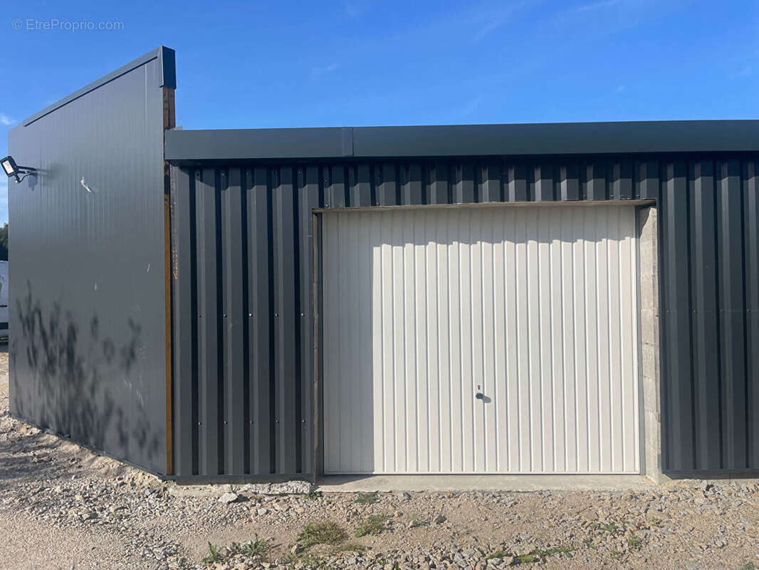 Parking à SAINT-JEAN-BREVELAY