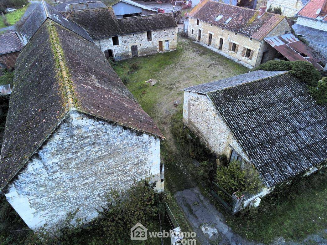 Grand corp de ferme à s'approprier, - Maison à LUZE
