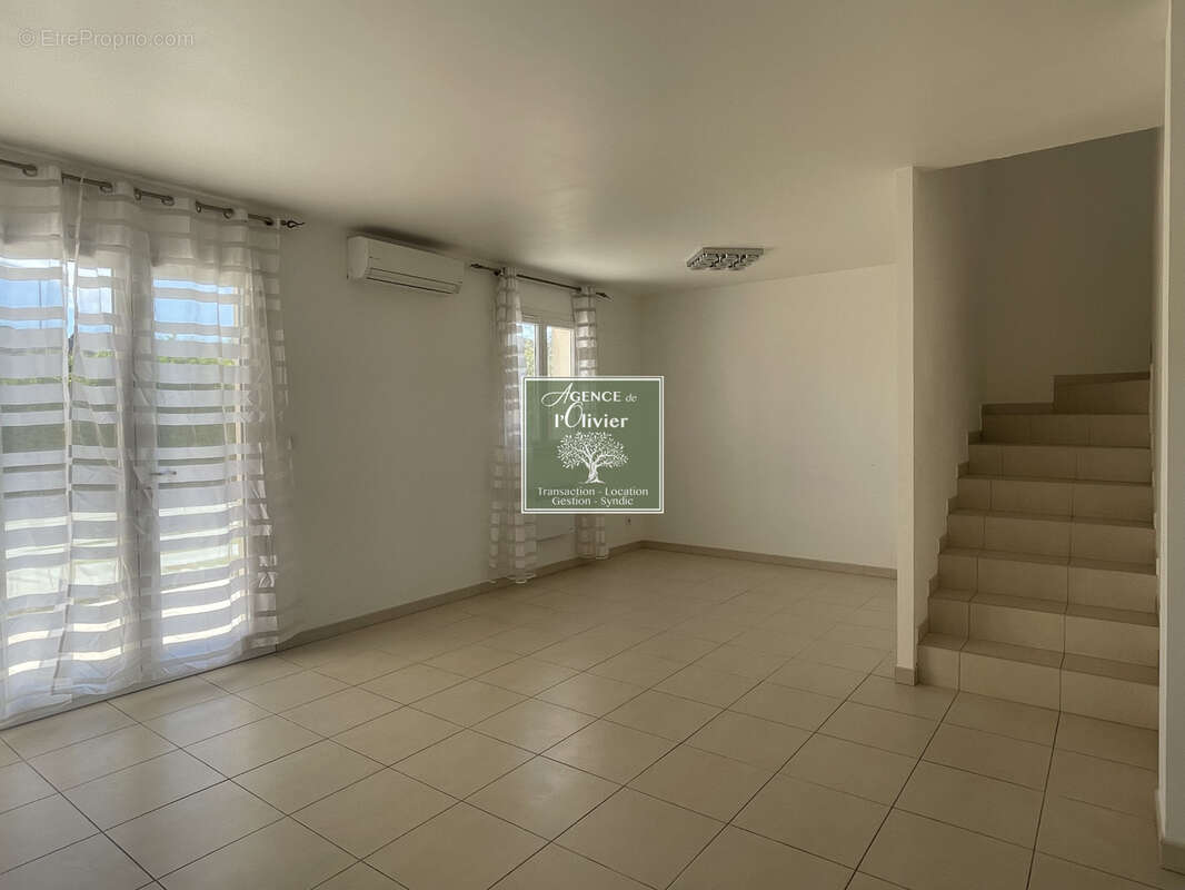 Villa de 80m2 habitable sur un terrain clos de 320m2 avec piscine et garage à ST ETIENNE DU GRES - photo 3