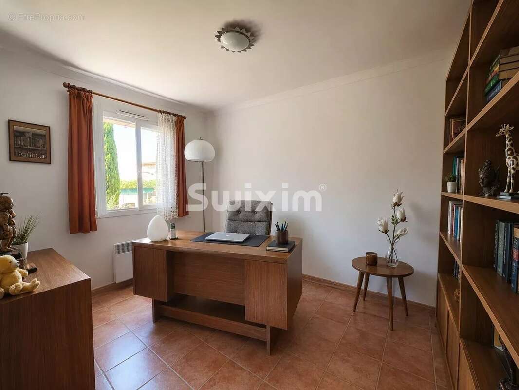 Belle maison de plain de pied avec jardin piscinable et garage.  - photo 4