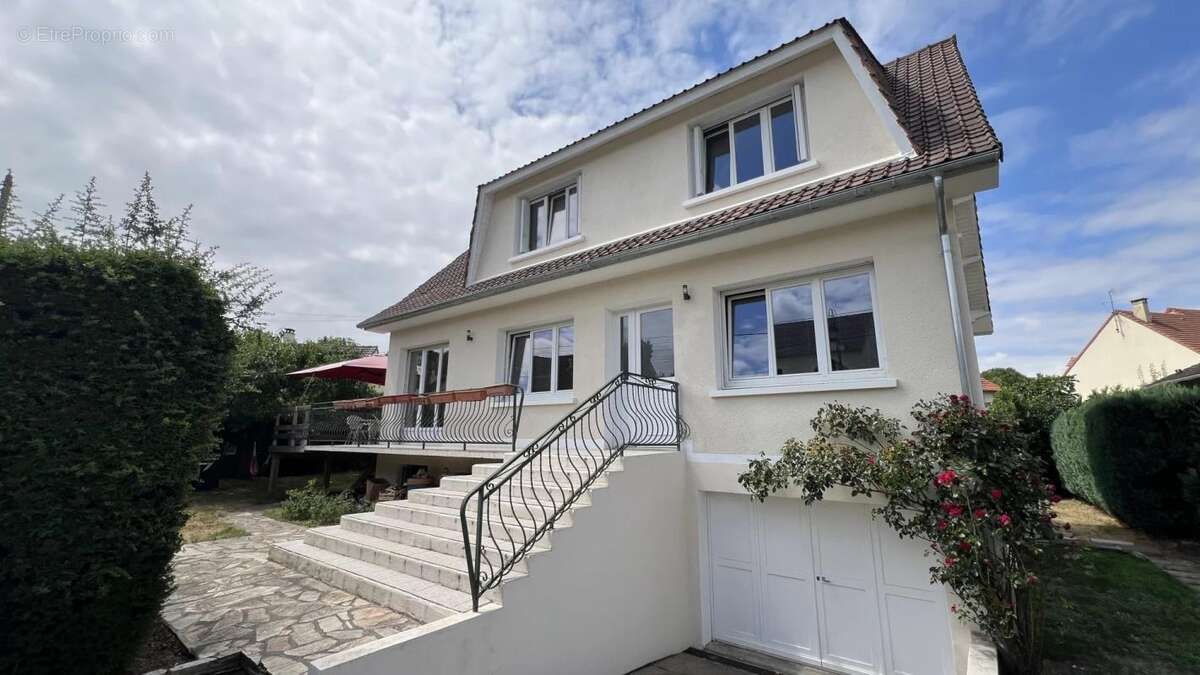 Maison à LES CLAYES-SOUS-BOIS