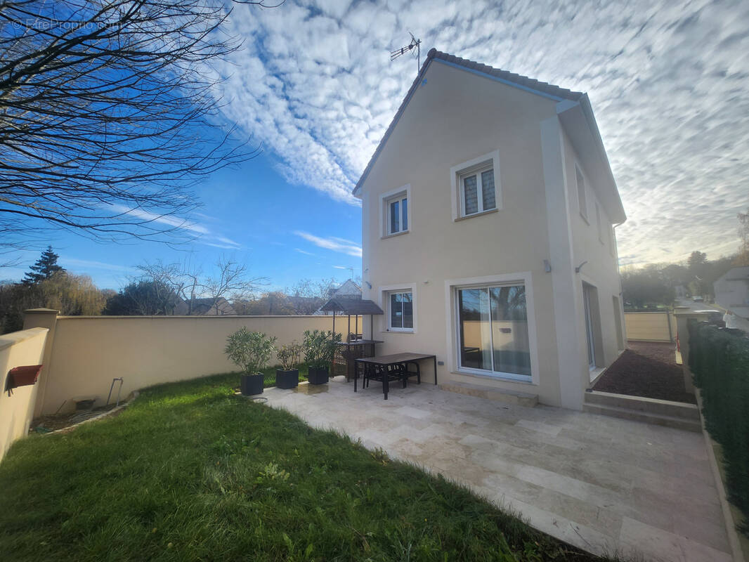Maison à LA QUEUE-LES-YVELINES
