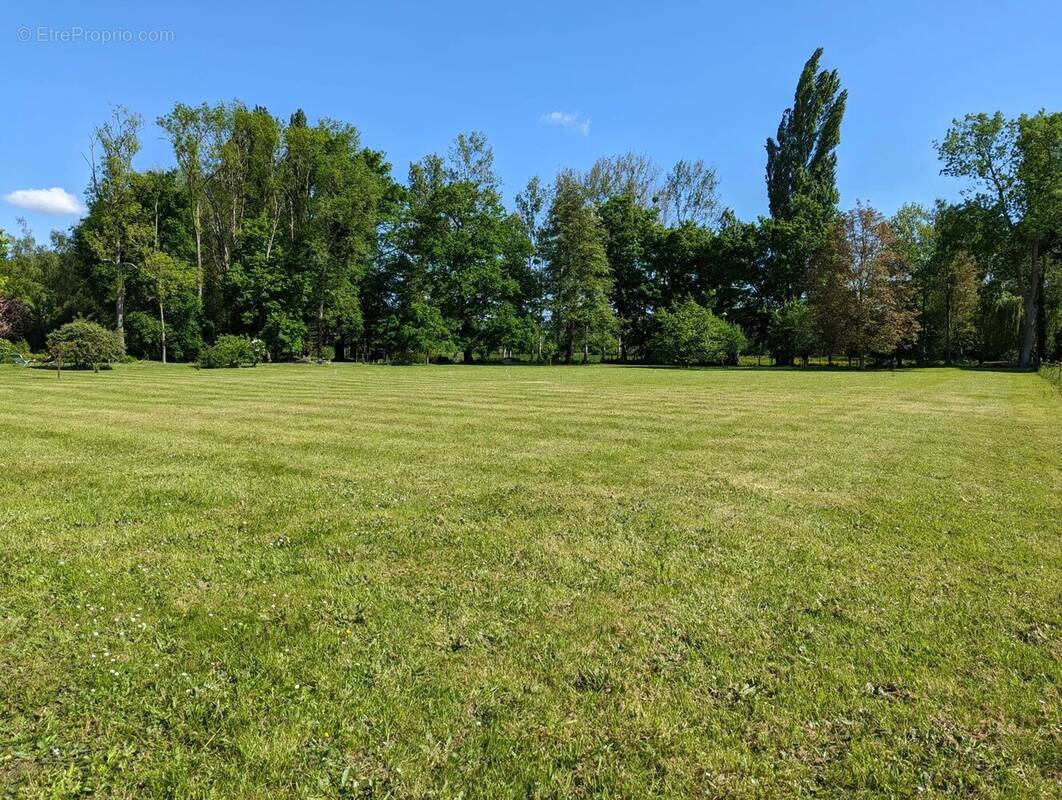 Terrain à FONTAINE-SOUS-JOUY