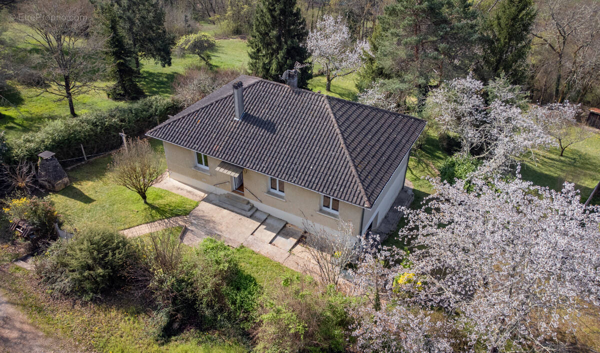 Maison à COUZE-ET-SAINT-FRONT