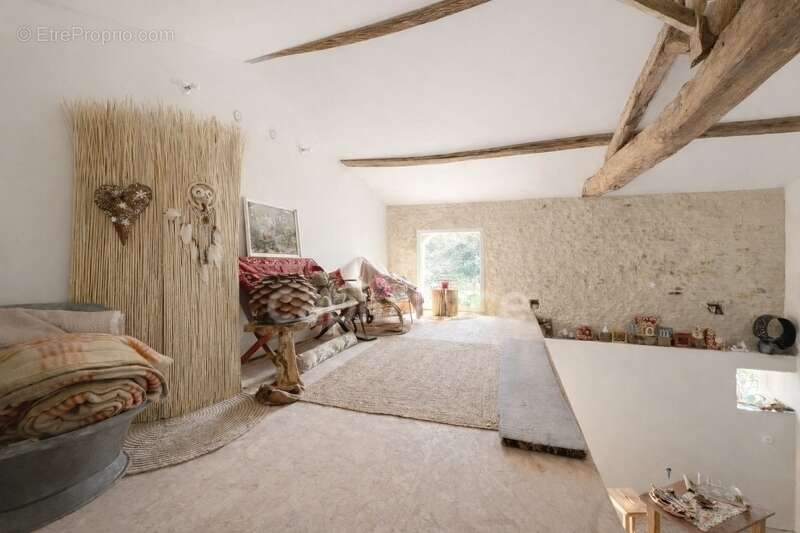 Longère charentaise de 131 m² avec dépendance et hangar - Fort potentiel - Vanzac (17) - photo 8
