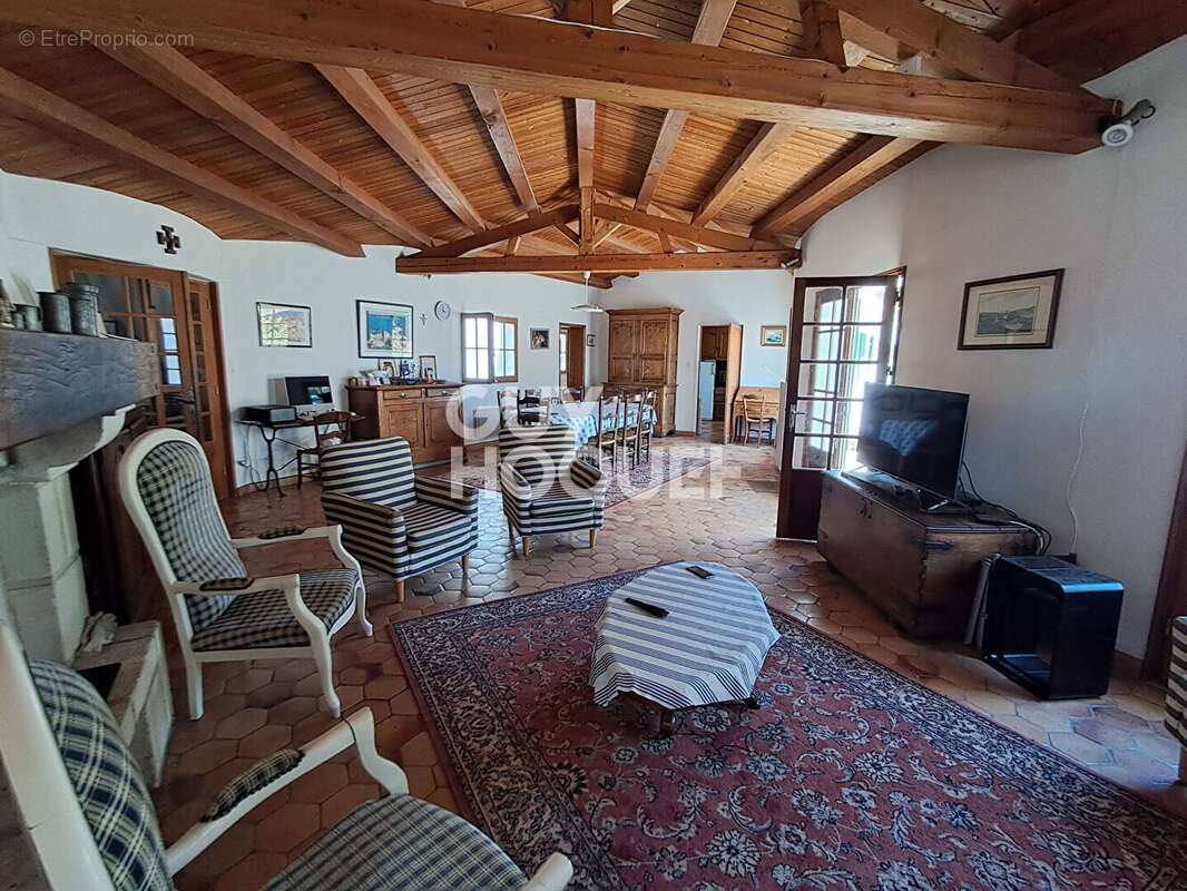 Maison à vendre à La Flotte - 5 pièces, piscine, grand terrain - photo 6