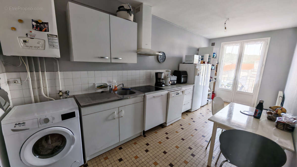 Appartement à LES MARTRES-DE-VEYRE