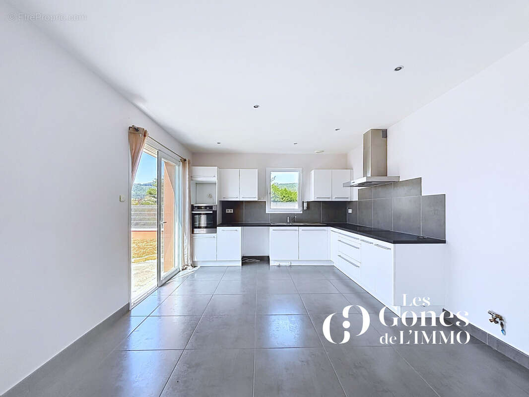 Maison T5 de 142m2 - double garage - Terrain de 675 m2 - photo 4