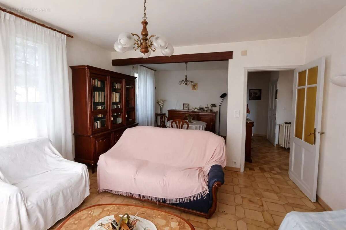 Maison à SAINT-HILAIRE-DE-LUSIGNAN