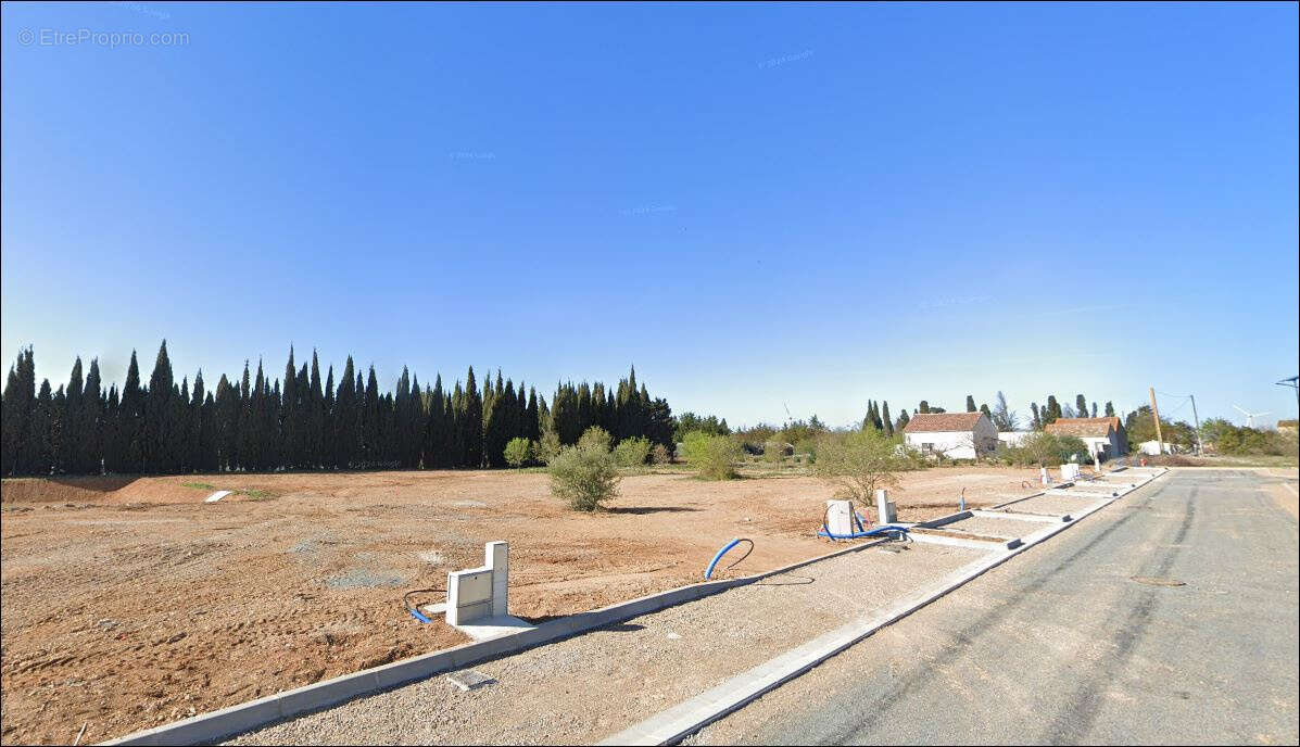 Terrain à ORNAISONS