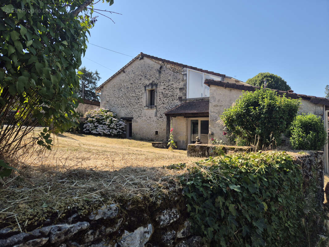 Maison à BOURDEILLES