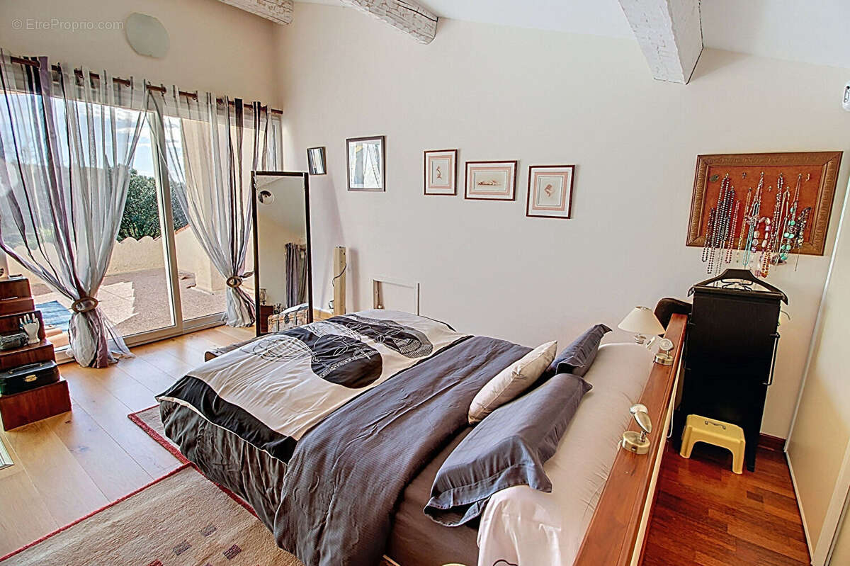 À VENDRE EN EXLUSIVITE!! Propriété  à TOURTOUR de 130m² + dépendance de 20m² + agrandissement possible + piscine le tout sur un  - photo 16