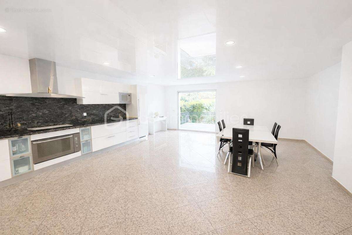Maison familiale en excellent état – Proche La Forêt! - photo 2