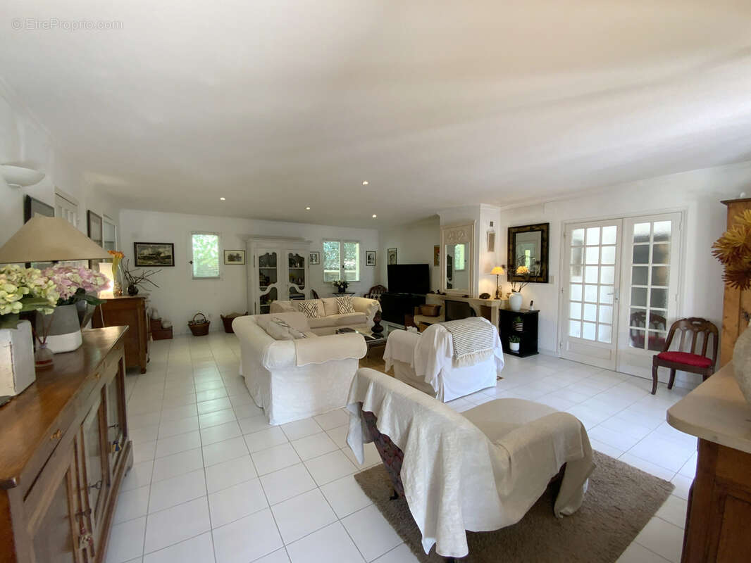 Villa de plain pied dans un quartier résidentiel d'Uzès sur un terrain de 1500 m2 avec piscine. - photo 8