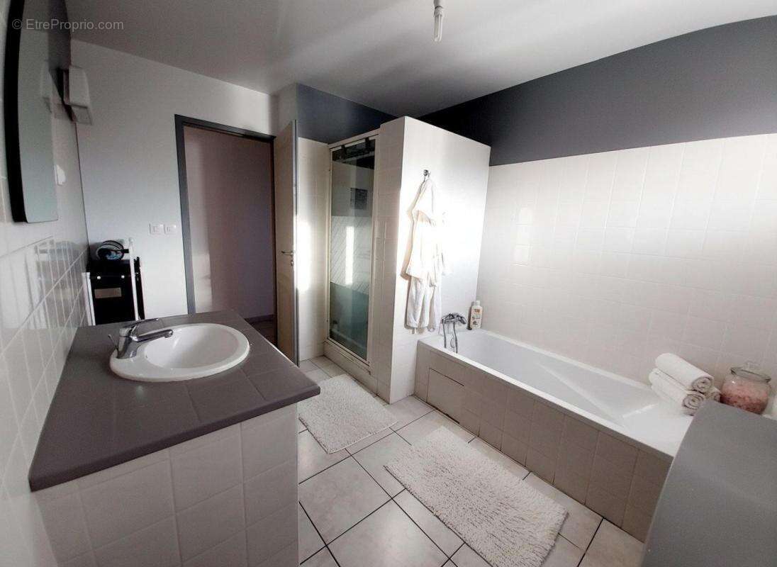 Maison à BUSSAC-FORET