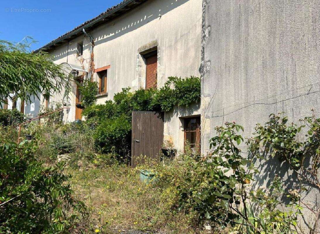 Maison 80 m² à Champagne-Mouton  - photo 2
