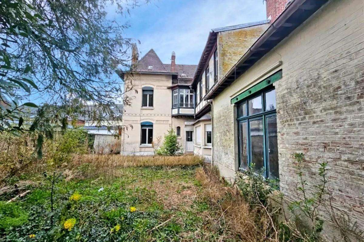Maison bourgeoise - 165m² avec jardin clos et deux garages - photo 3
