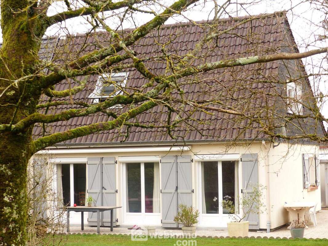 Une vue avec terrasse de 50 m2 exposée Sud Ouest. - Maison à ISNEAUVILLE